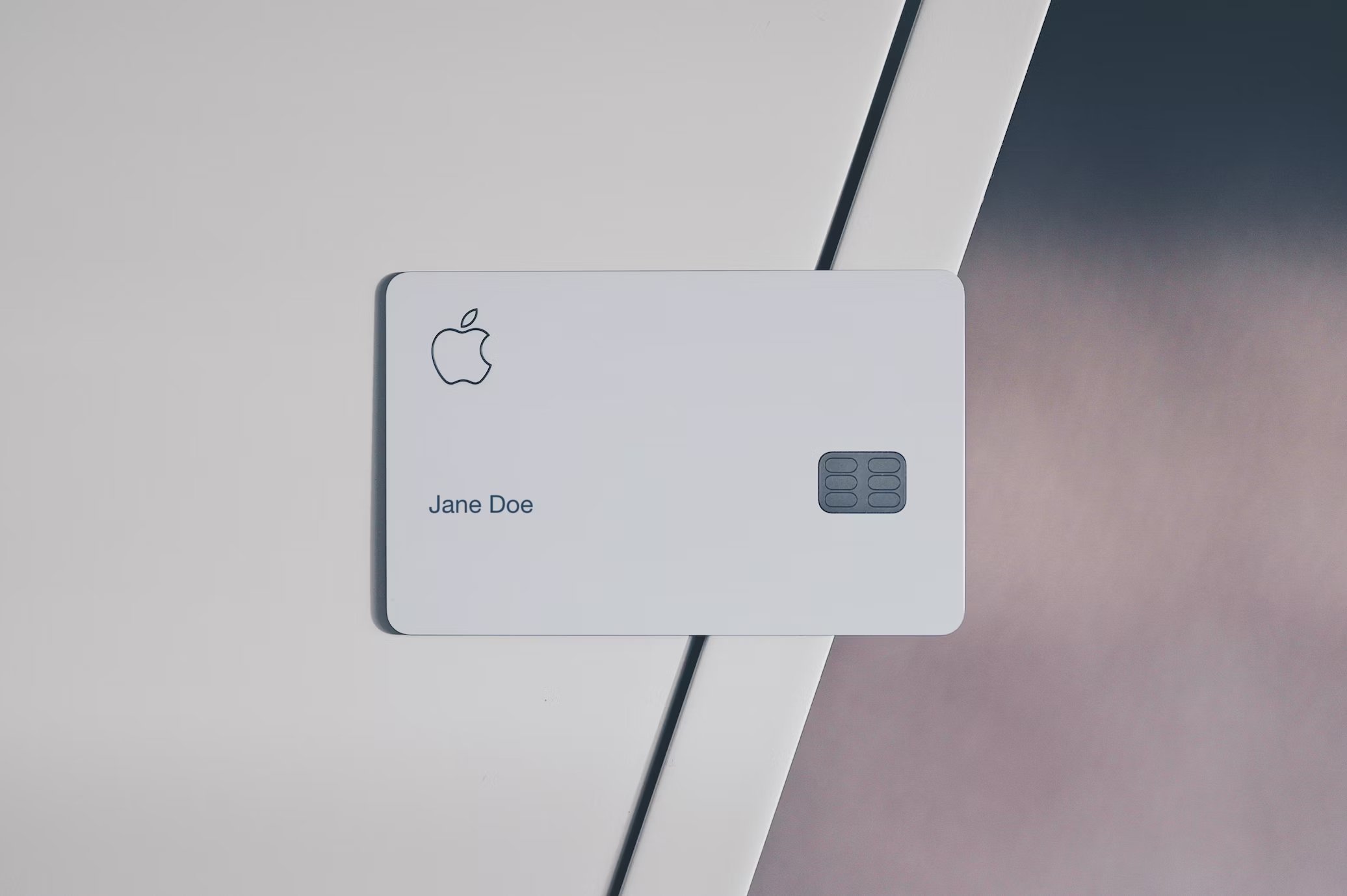 Apple Card sobre uma mesa
