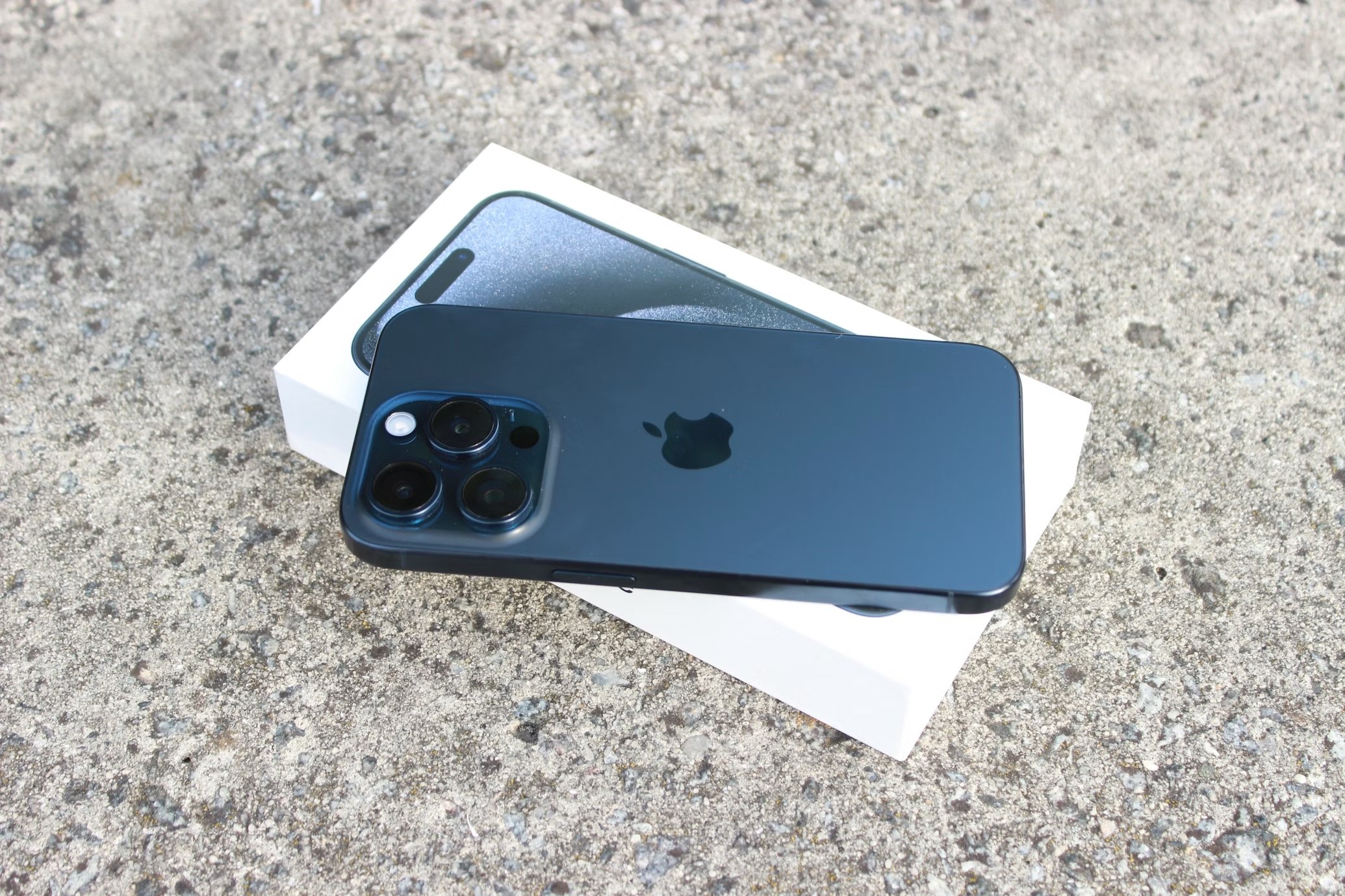 Apple pretende atualizar iPhones sem os retirar das caixas