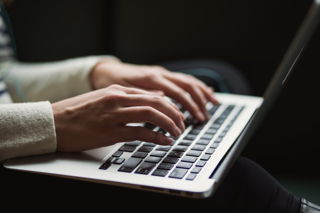 Pessoa a trabalhar em computador portátil
