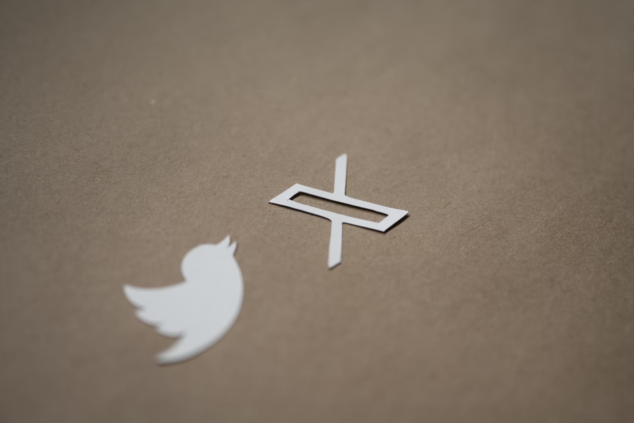 Logo da X e do antigo Twitter