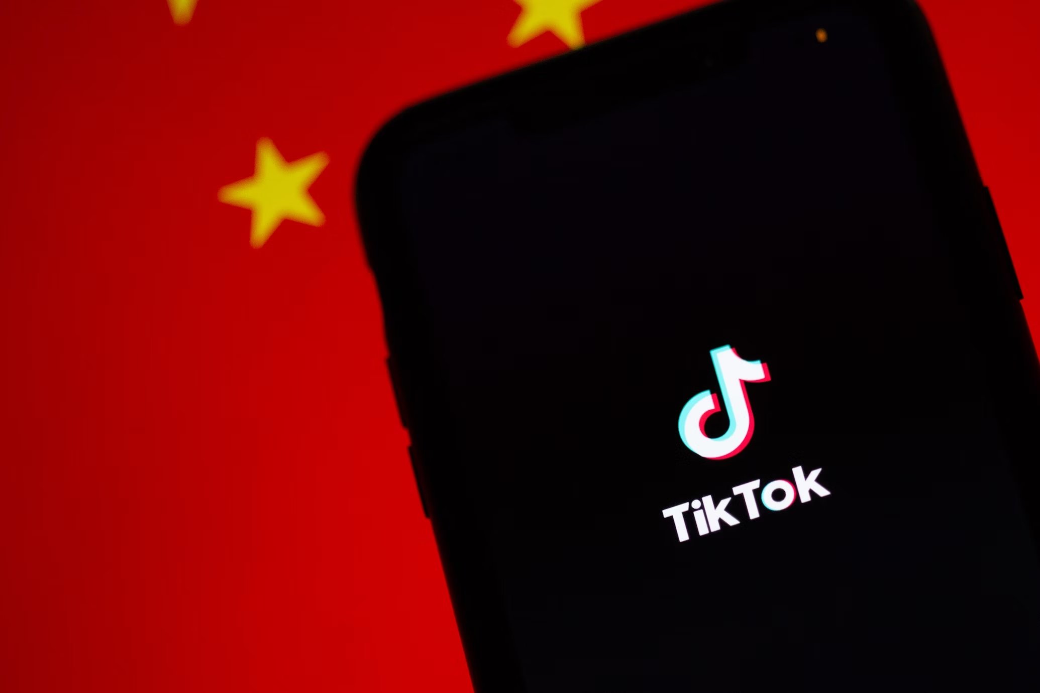 TikTok em smartphone com bandeira da China de fundo