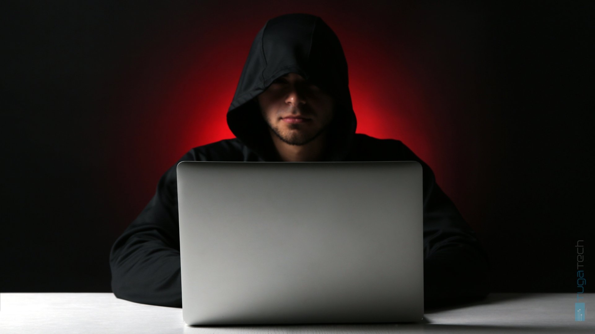 hacker em frente de computador