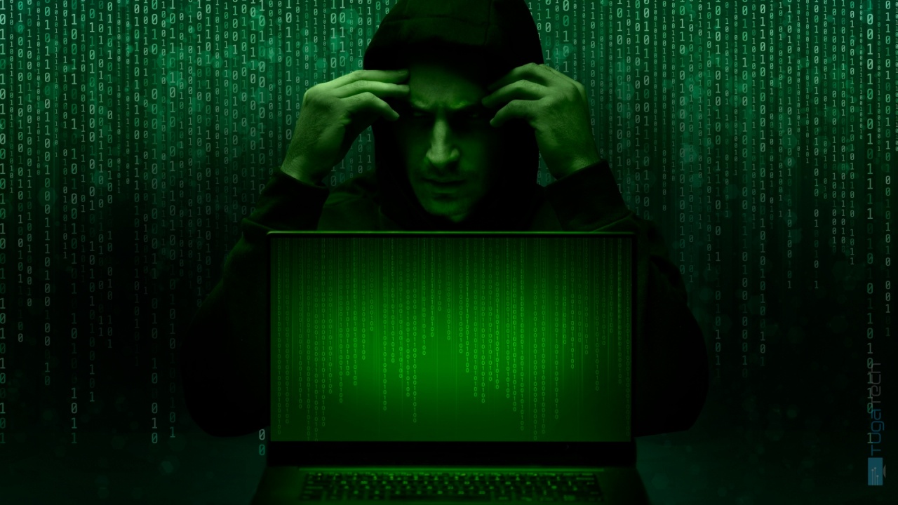 hacker em frente de computador