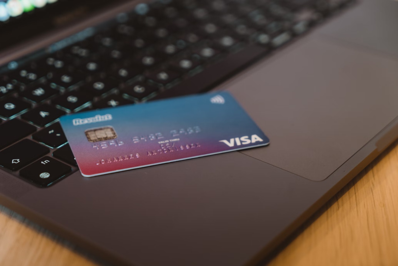 Revolut cartão em cima de computador