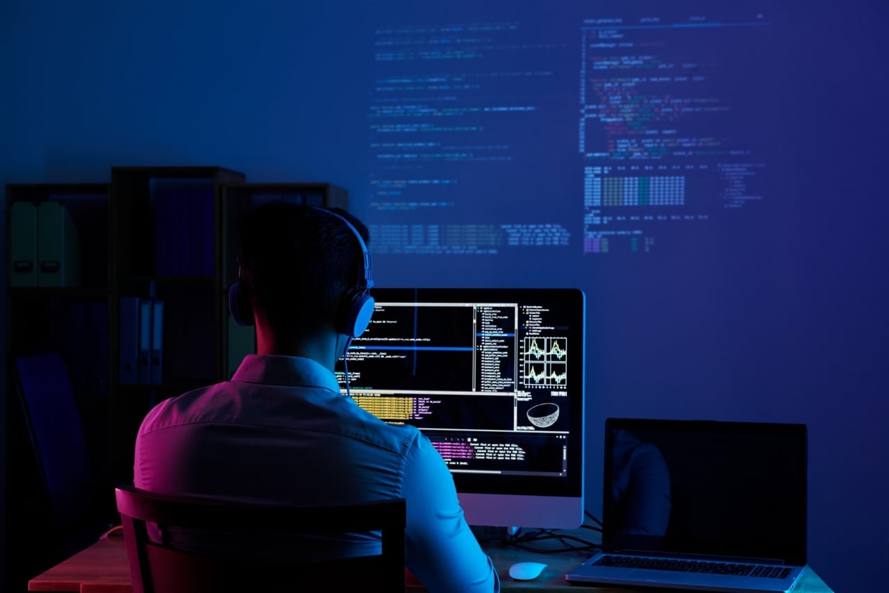 Hacker em frente de computador