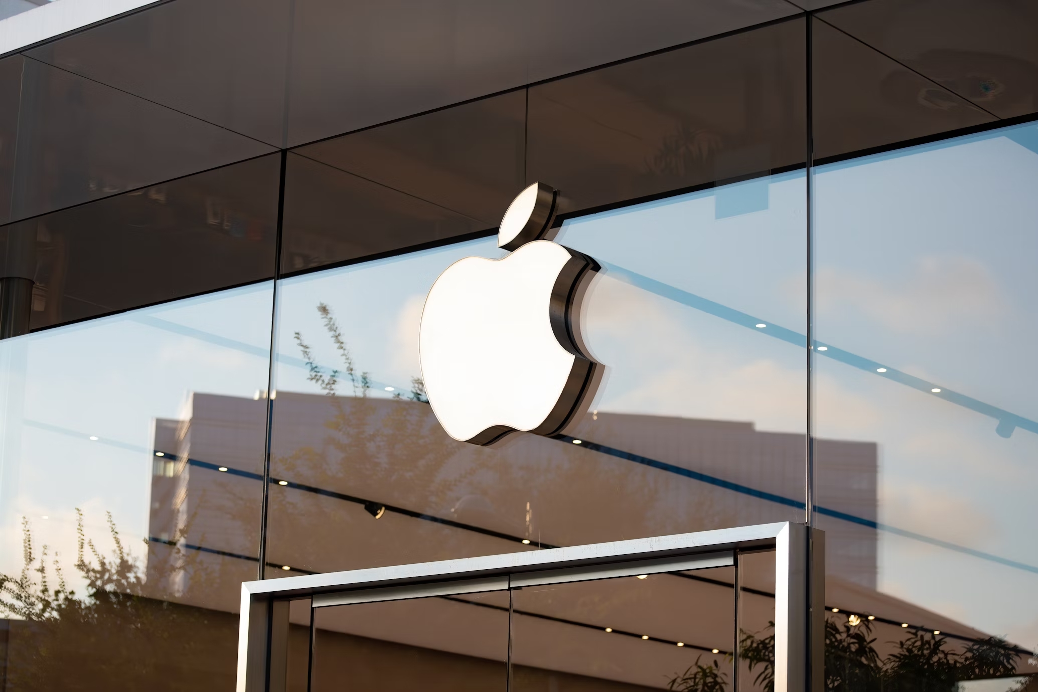 Logo da Apple em loja da empresa
