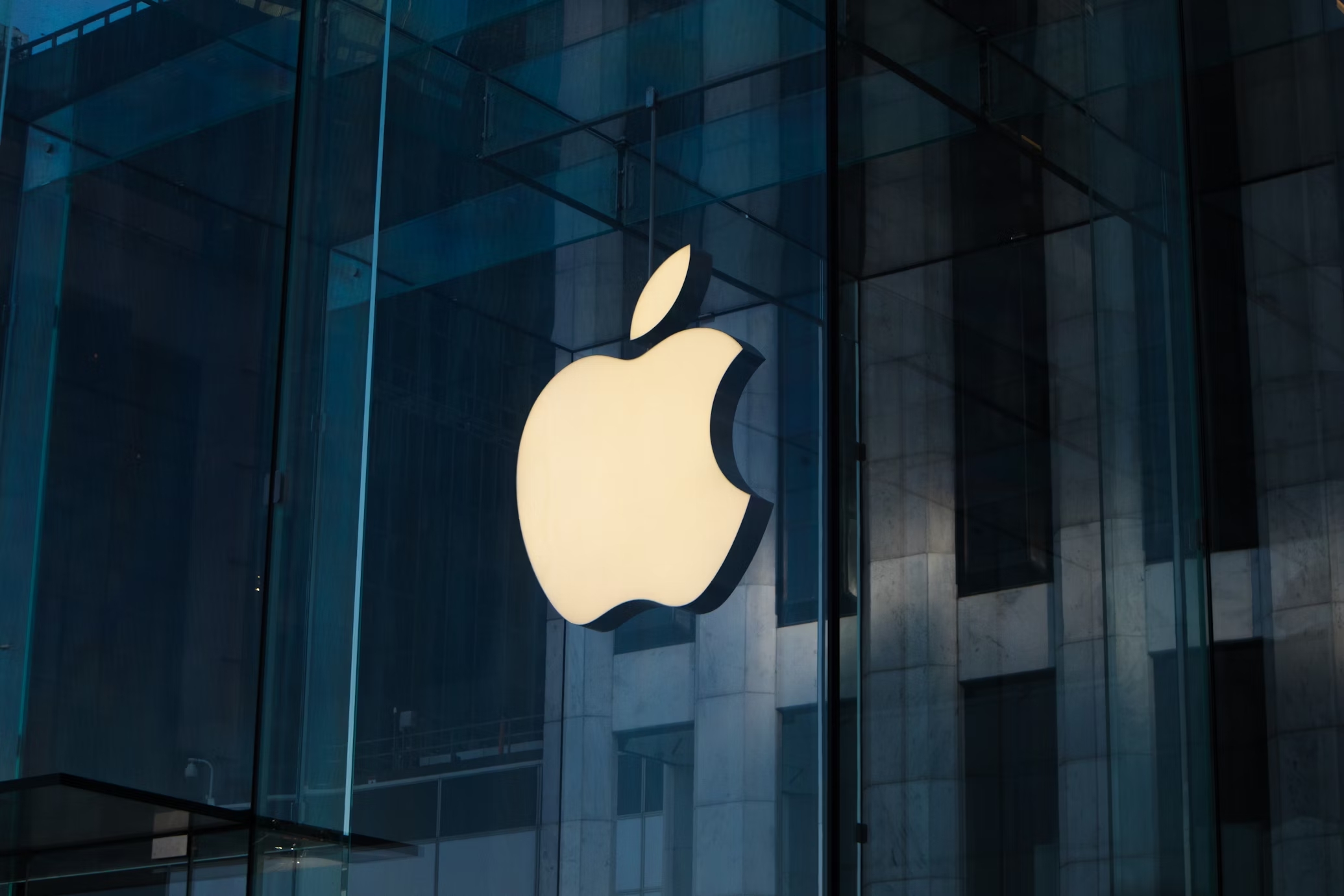 Logo da Apple em loja da empresa