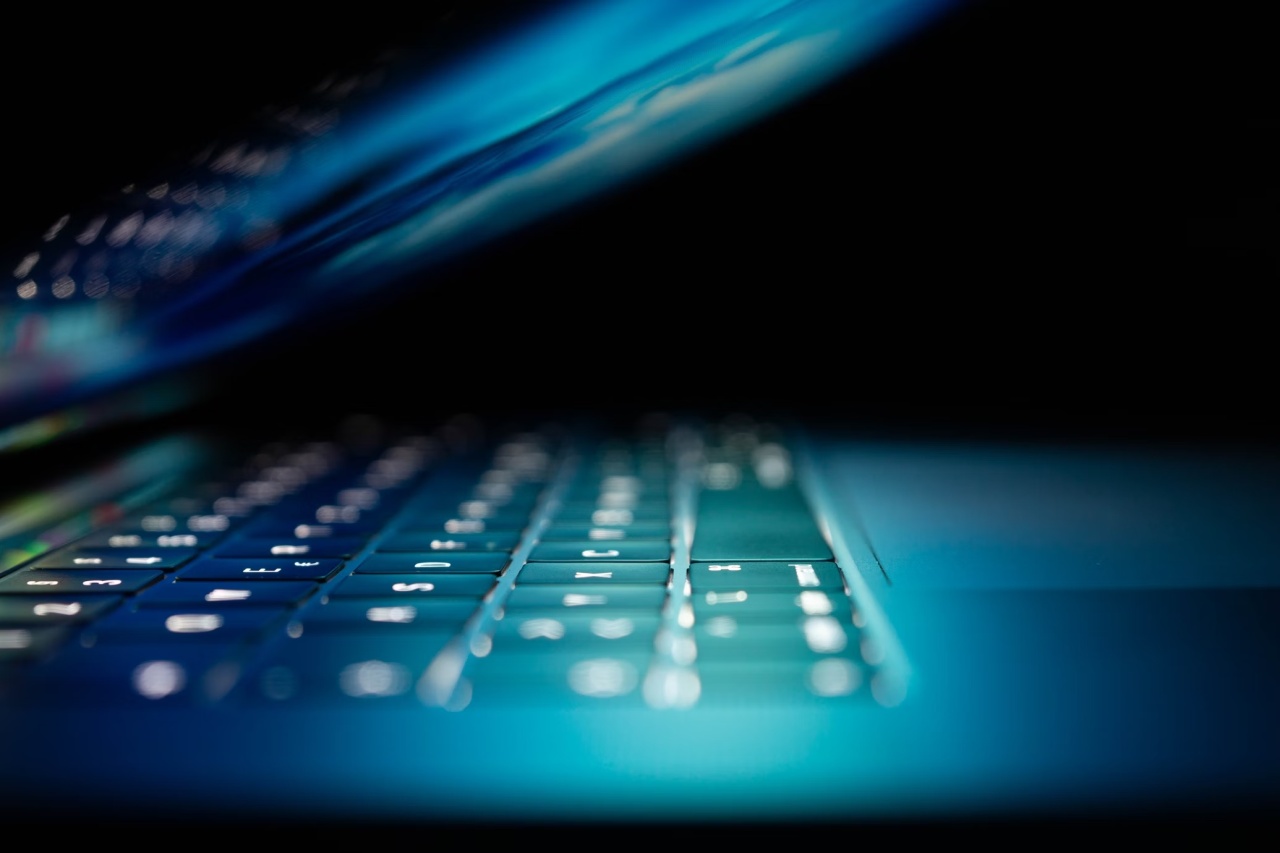 computador portátil com teclado em destaque