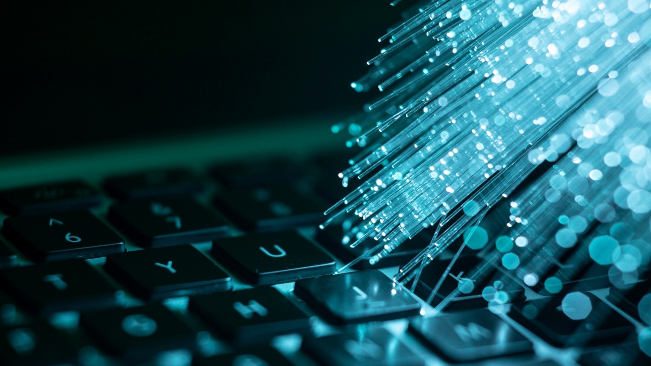 fibra ótica em cima de teclado