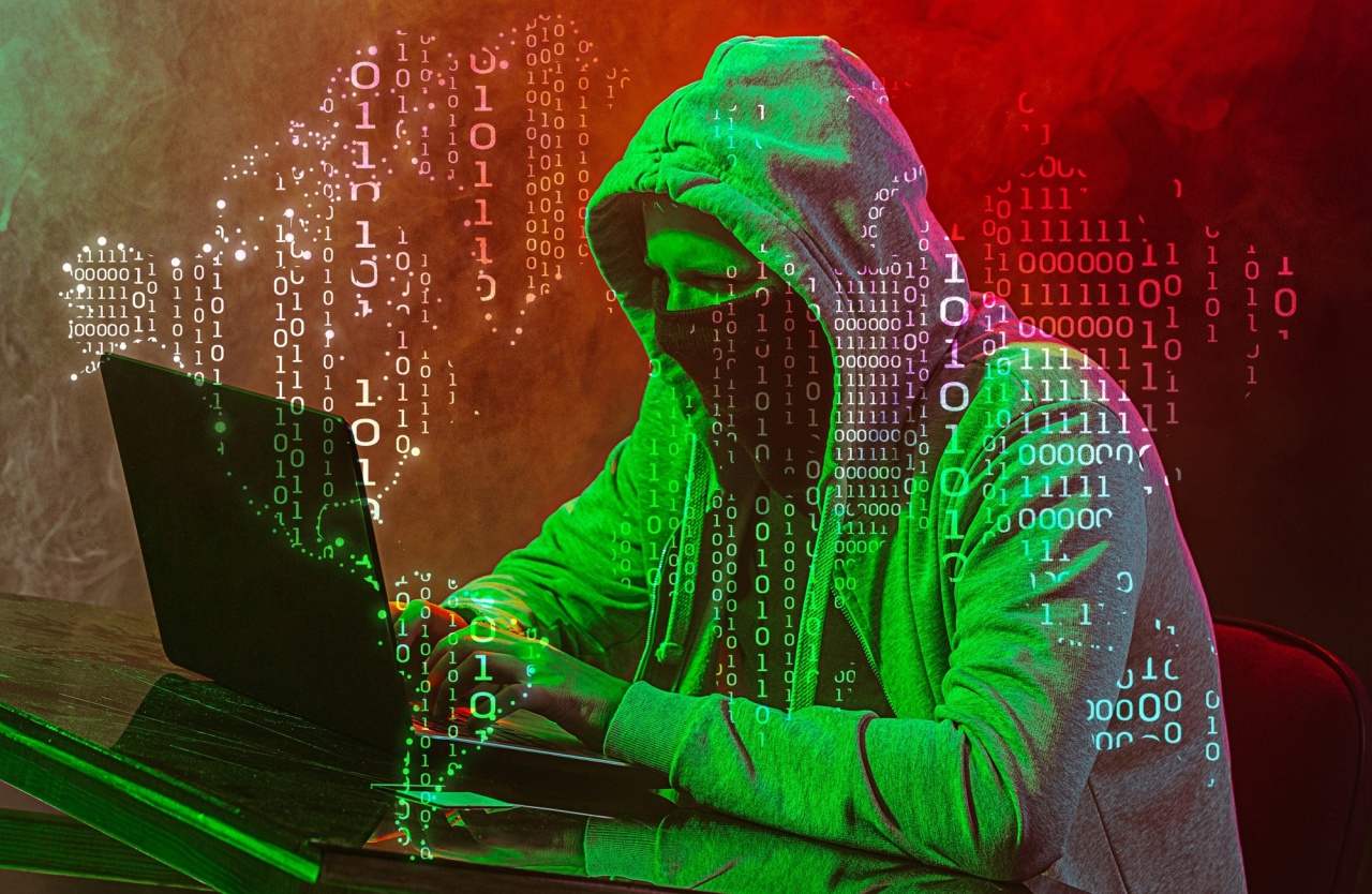 hacker em frente de computador em fundo digital vermelho e verde