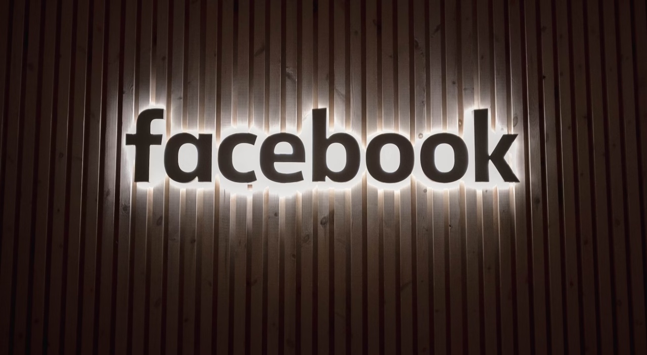 Facebook logo em parede