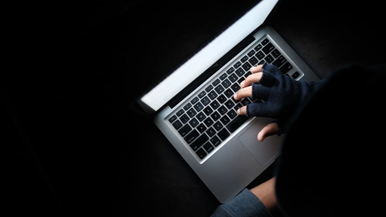 Hacker em frente de computador
