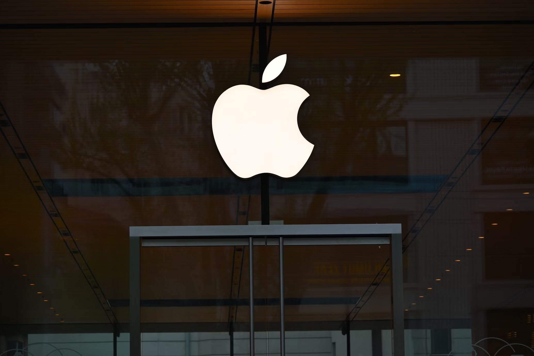 Apple logo em loja da empresa
