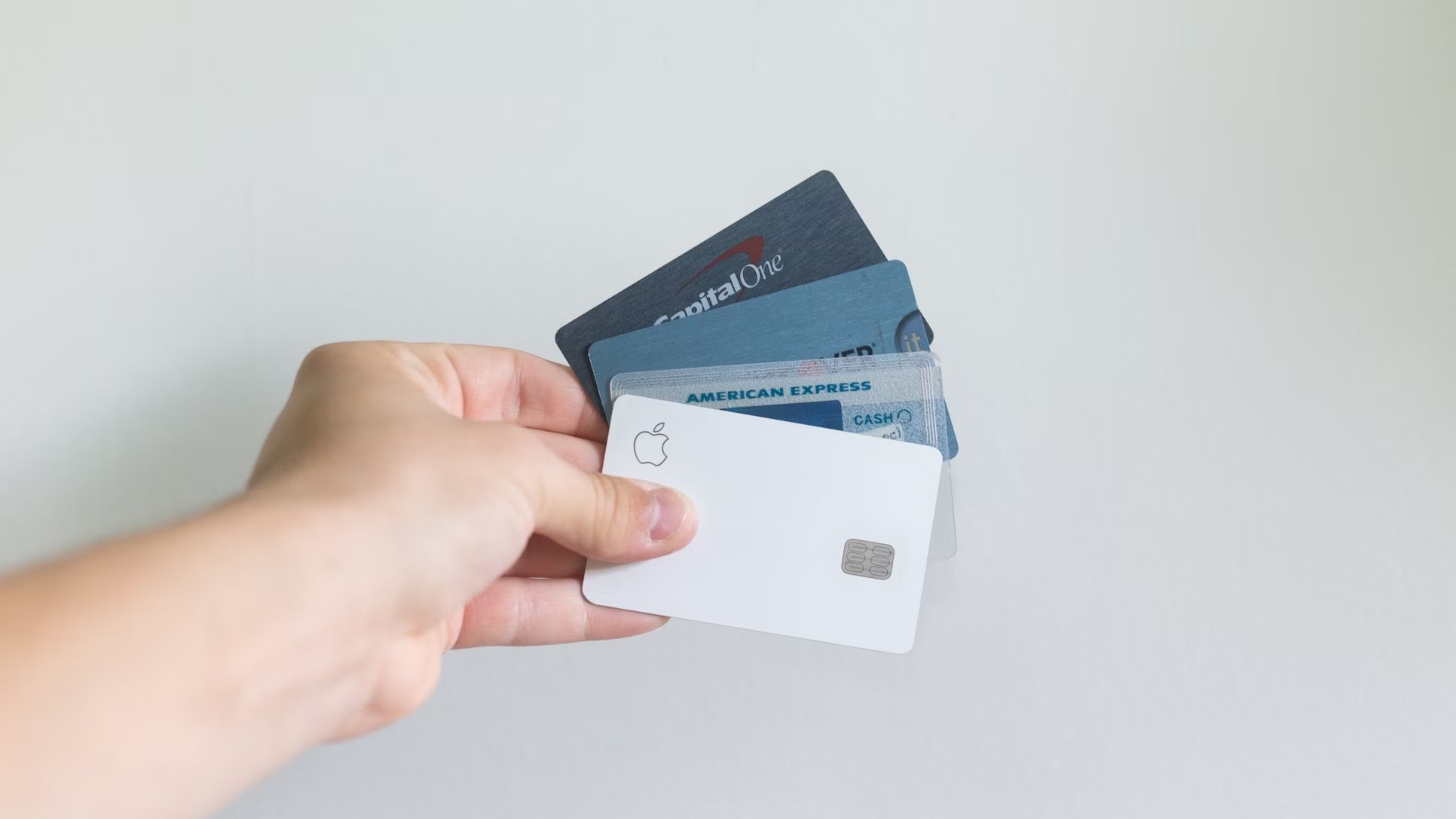 Cartão de crédito a ser segurado por utilizador