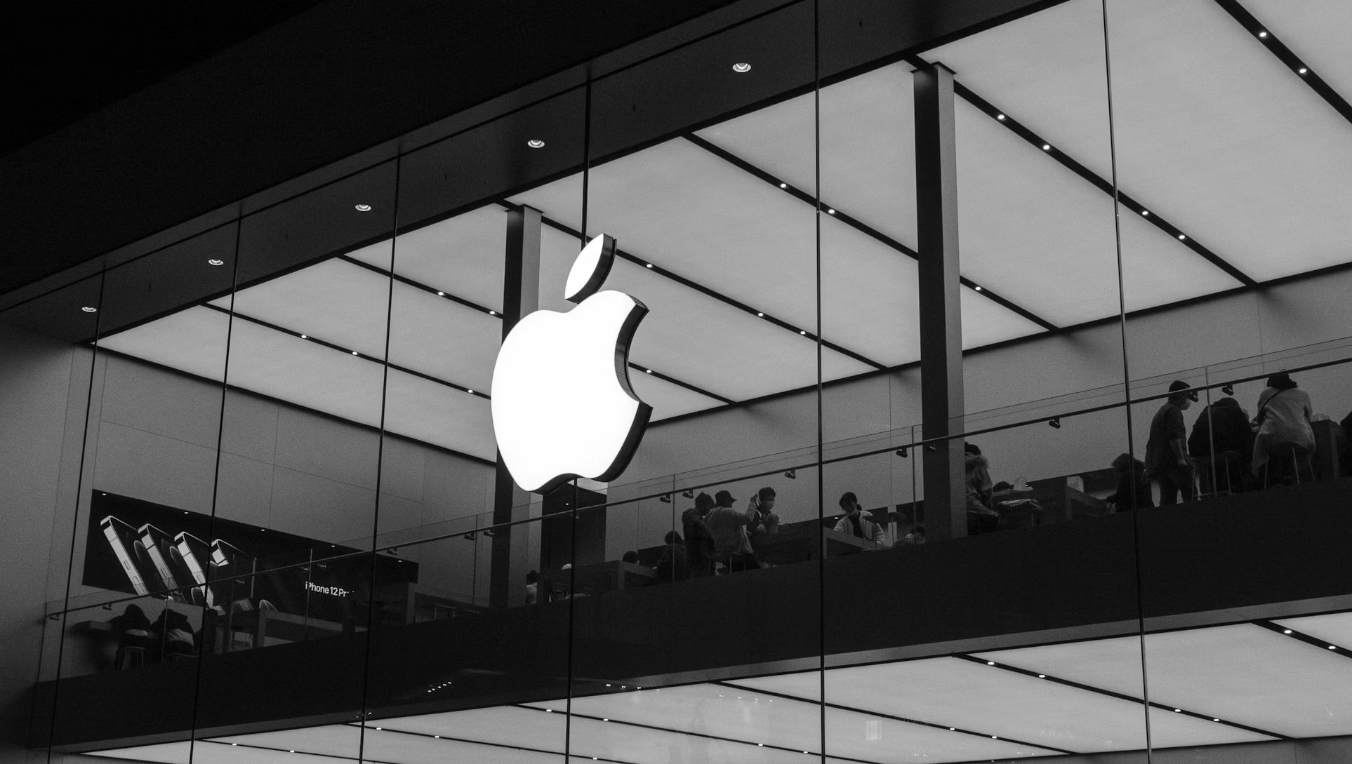 logo da Apple em loja de vidro
