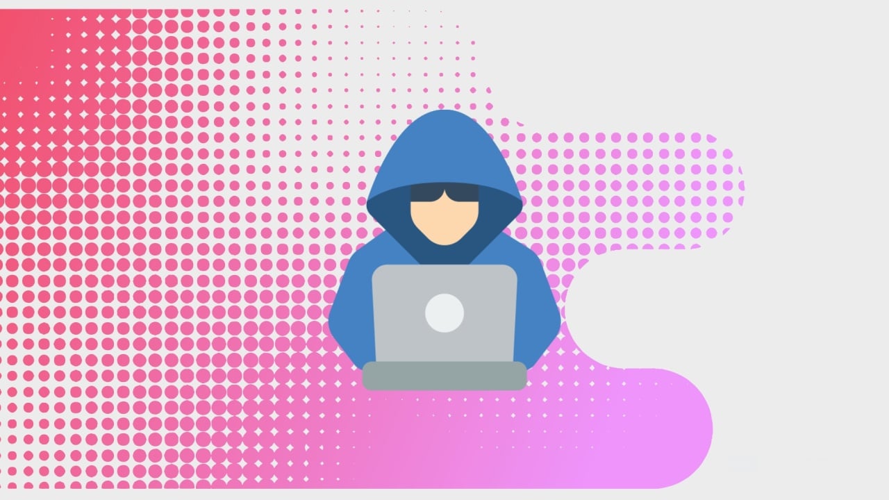 Hacker em frente de computador