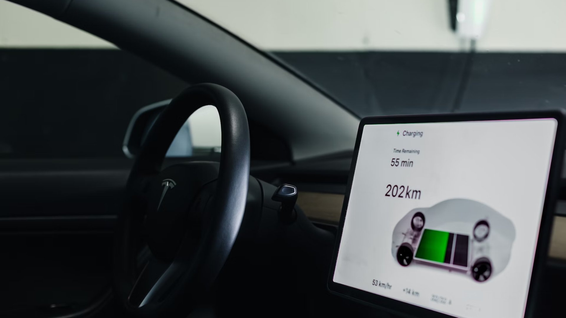 Tesla a carregar com ecrã a apresentar detalhes da bateria