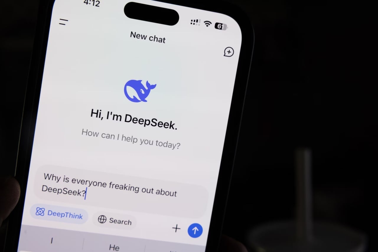 DeepSeek em smartphone com um prompt a perguntar o motivo para toda a gente estar a panicar com o modelo