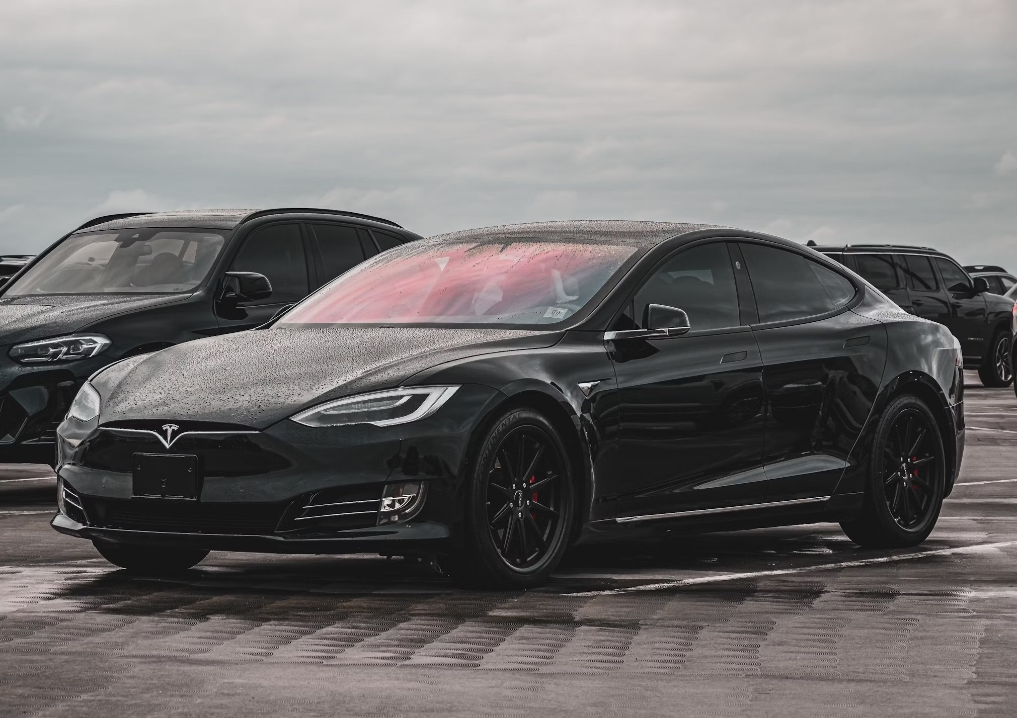 Tesla preto em destaque
