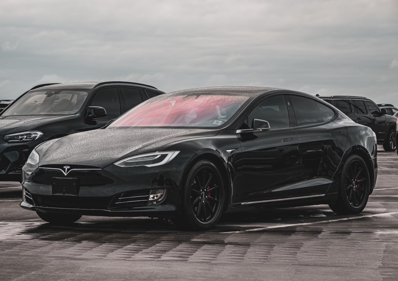 Tesla preto em destaque