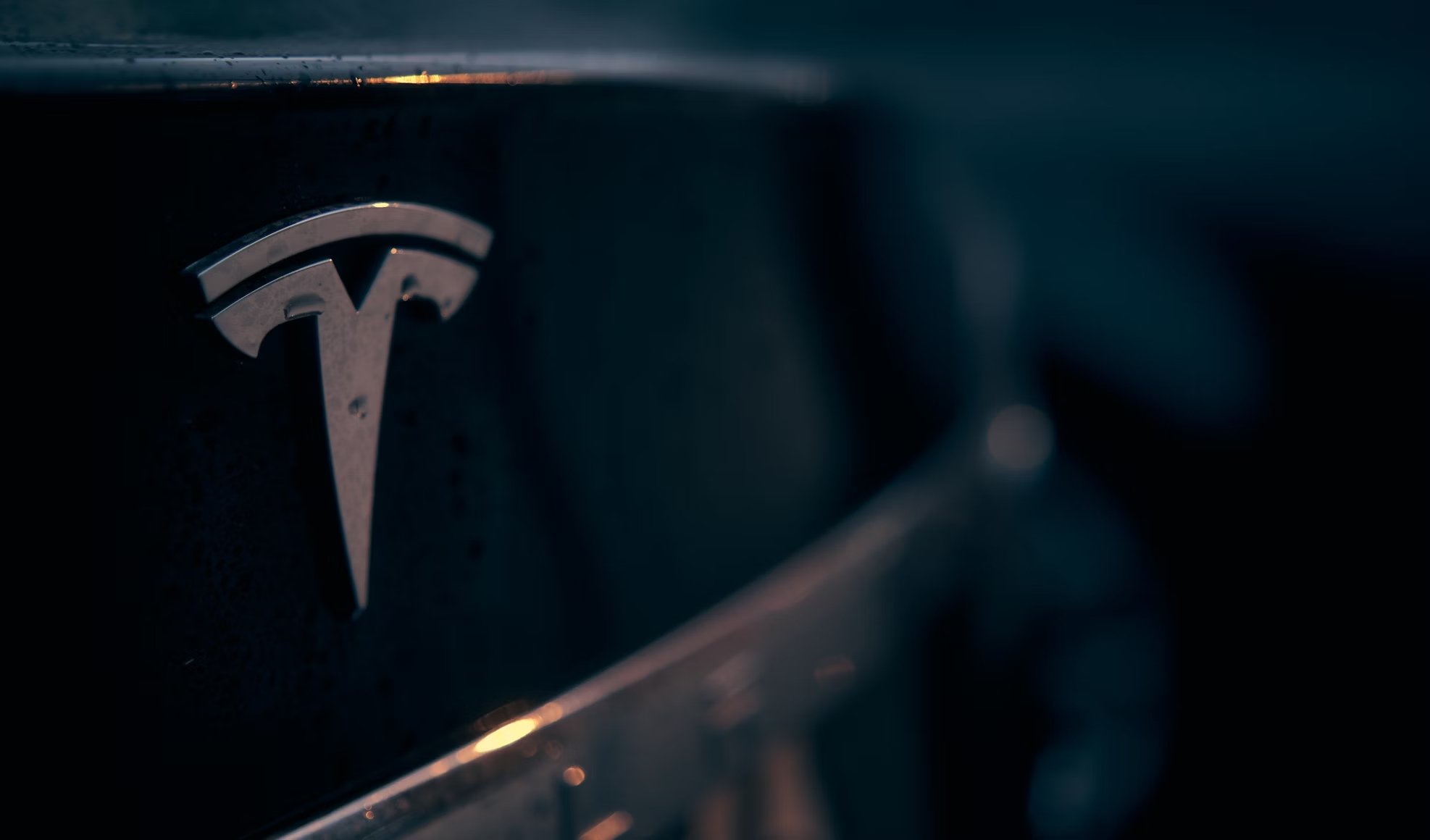 Logo da Tesla em viatura preta