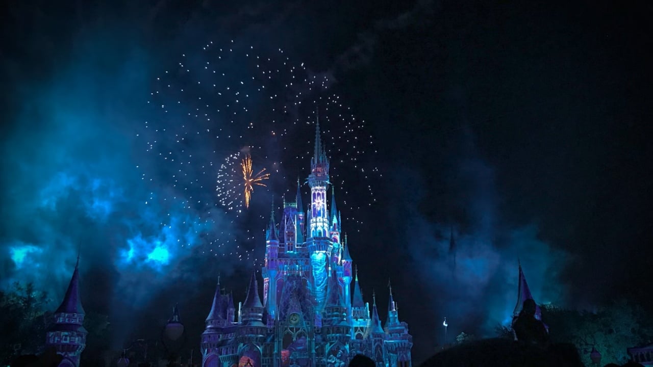 Disney em fundo com explosões de fogo artificio