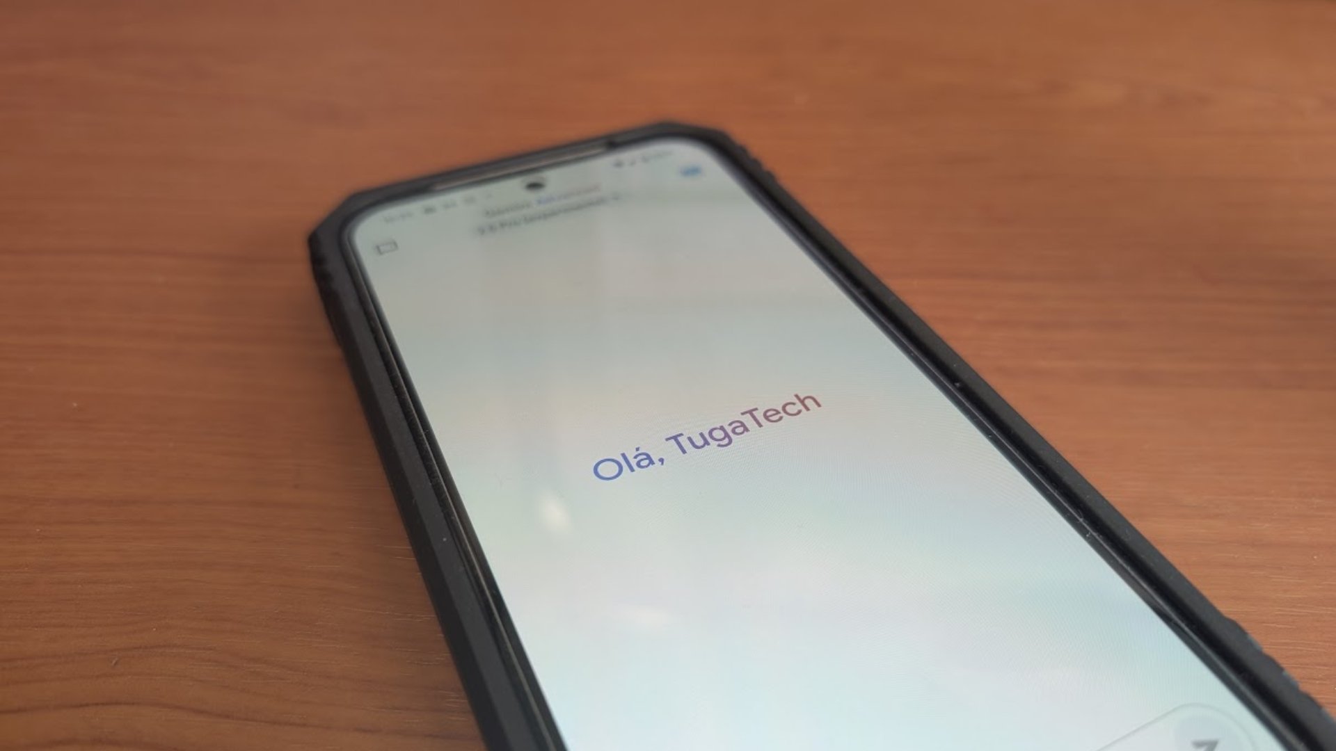 Smartphone com Gemini aberto