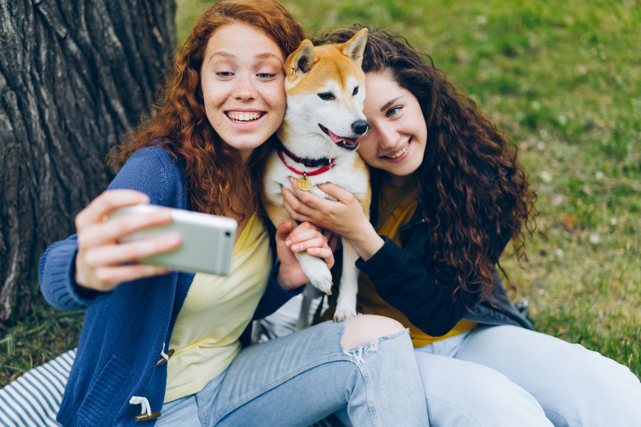 Jovens a captarem uma selfie com um cão