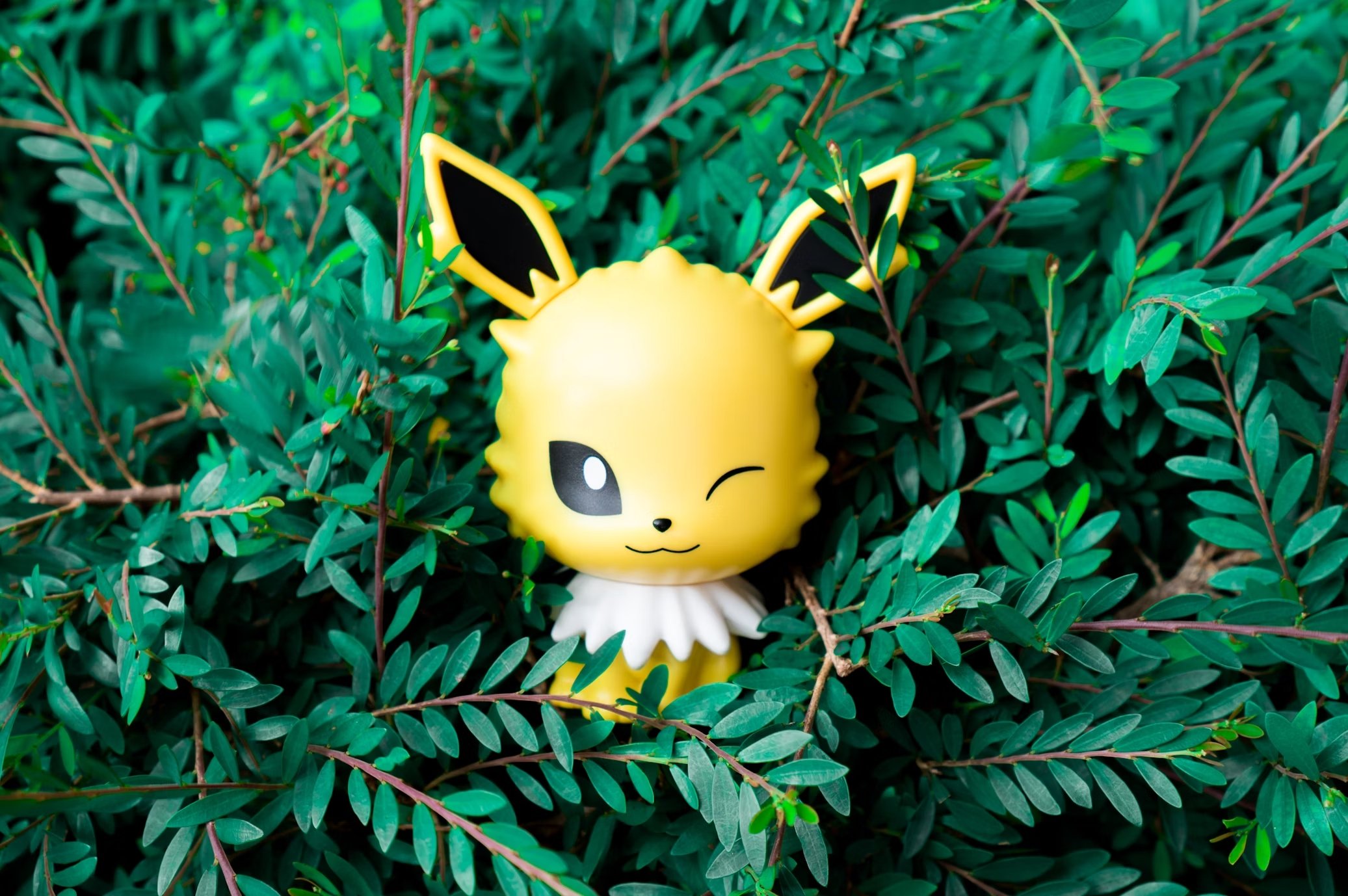 Pokemon em folha de árvores
