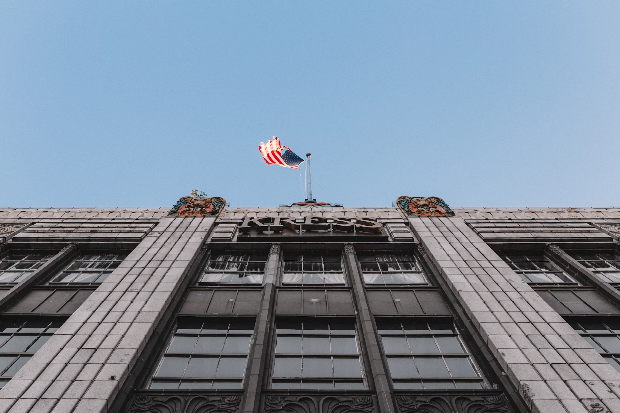 Bandeira dos EUA em haste de hotel