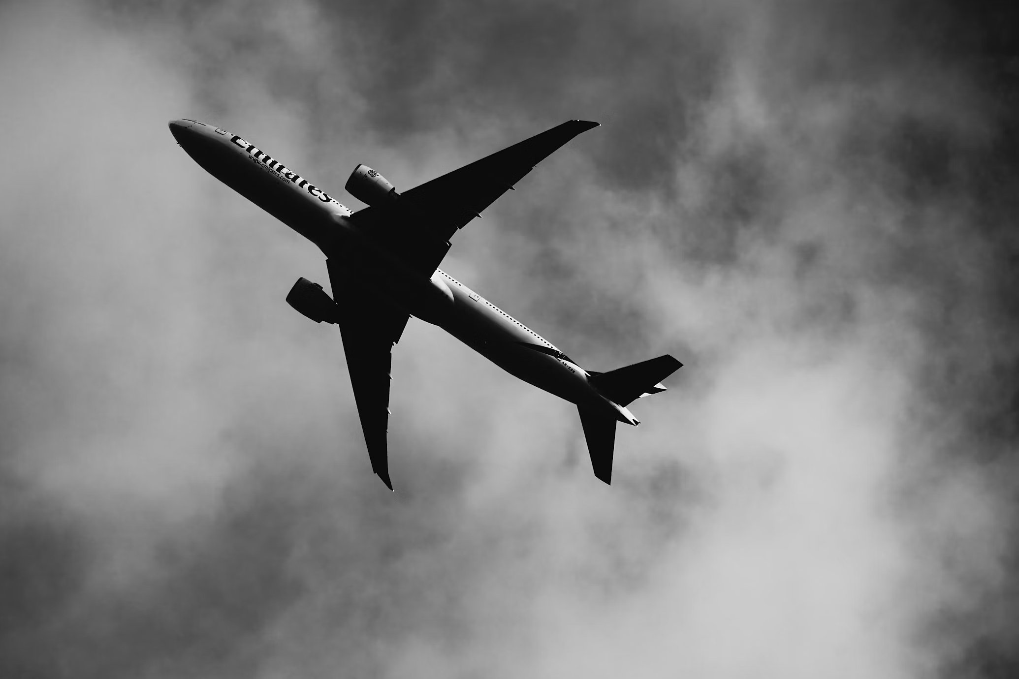Avião no ar a preto e branco