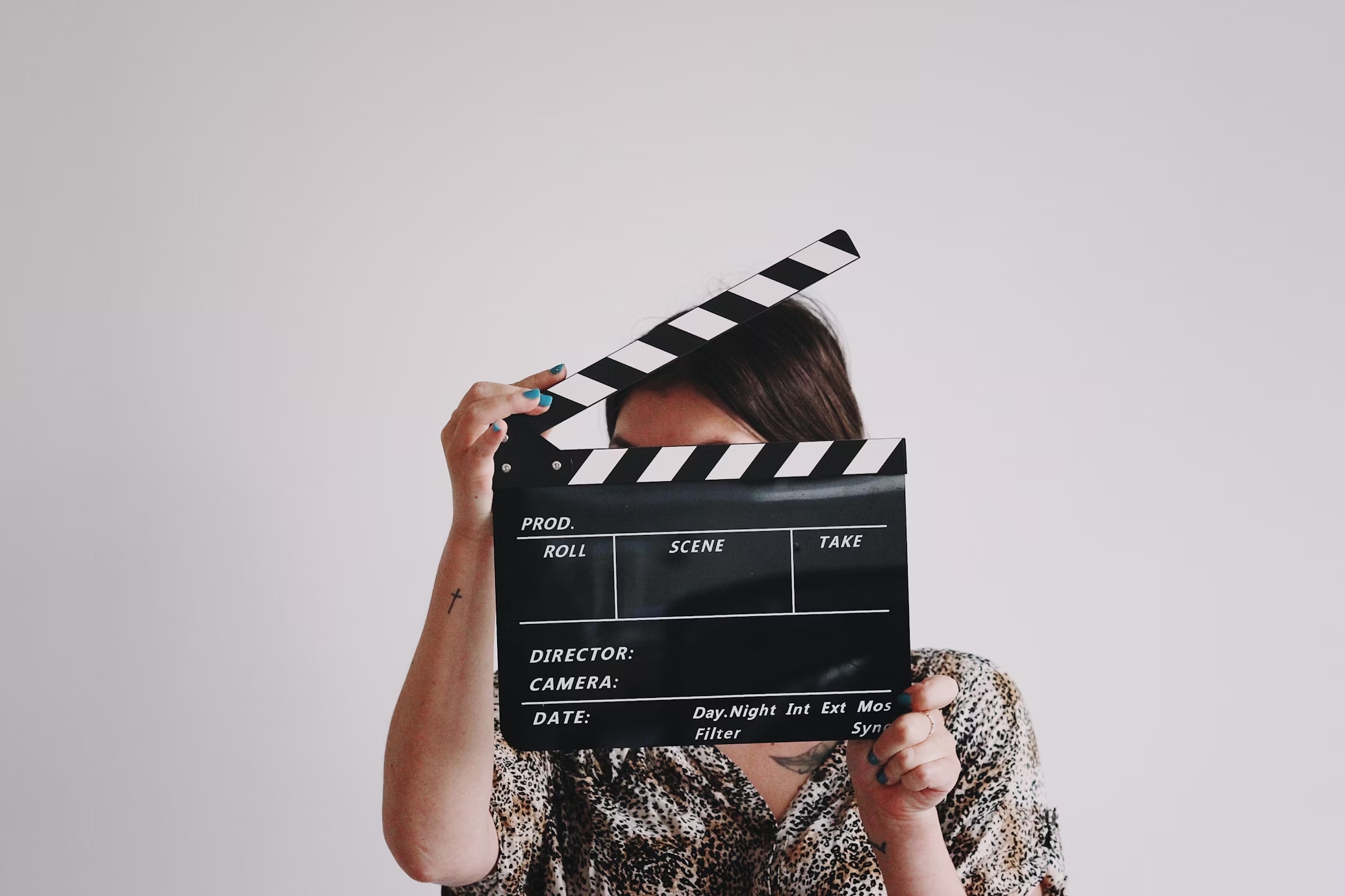 imagem de pessoa com clip de cinema na mão