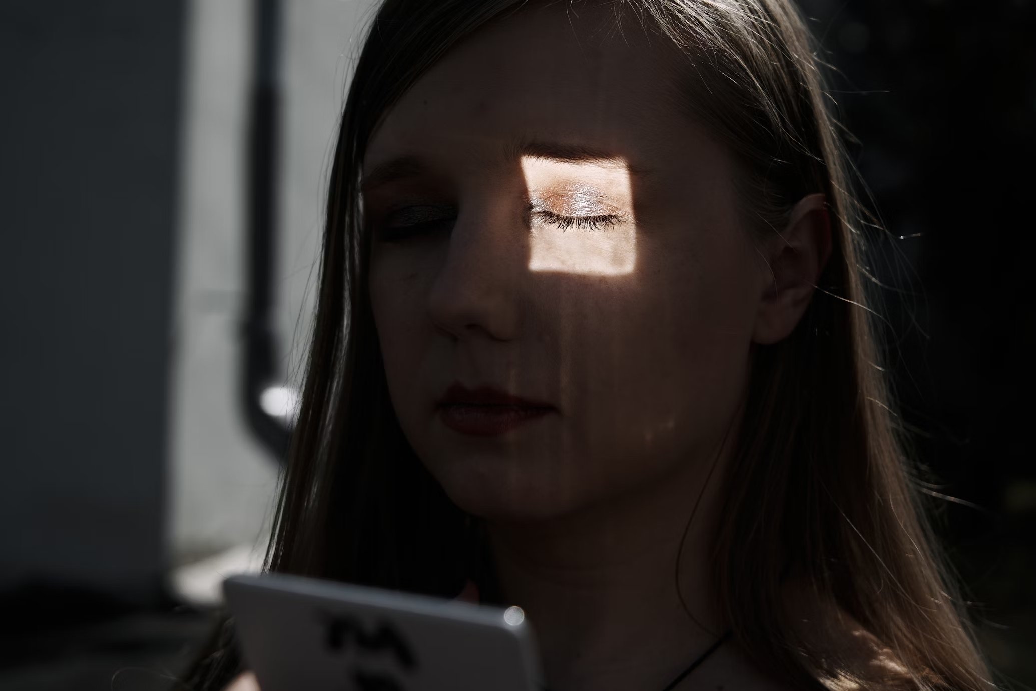 pessoa a olhar por luz com olhos fechados