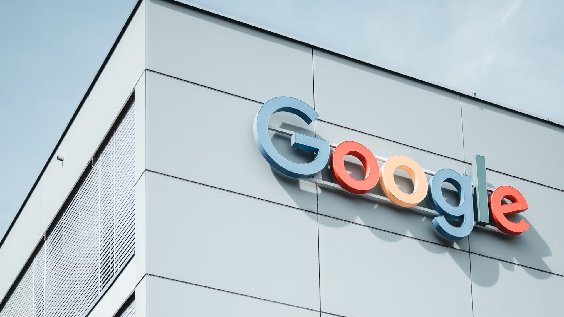 Logo da Google em edificio