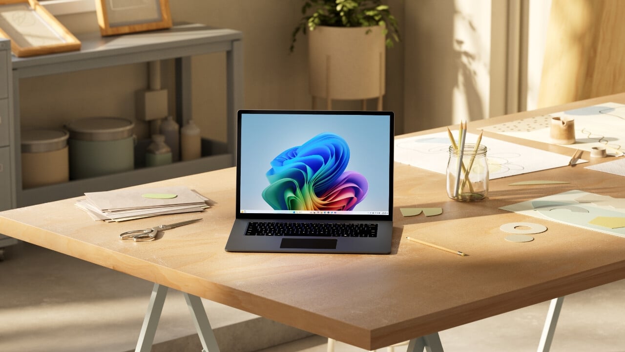 Computador da Microsoft, com o Windows 11 no ecrã, em cima de uma mesa