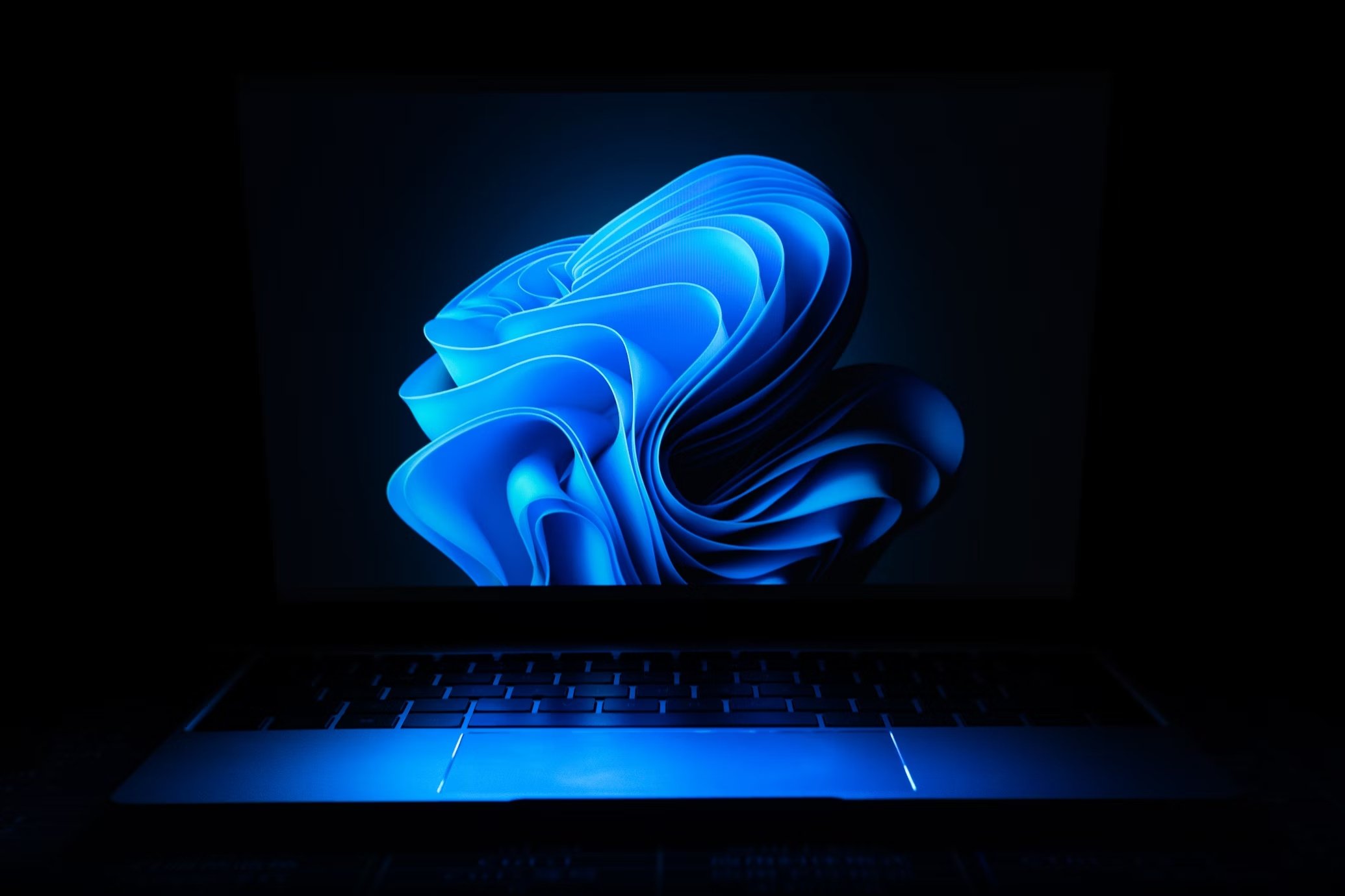 Computador com fundo de imagem do Windows 11