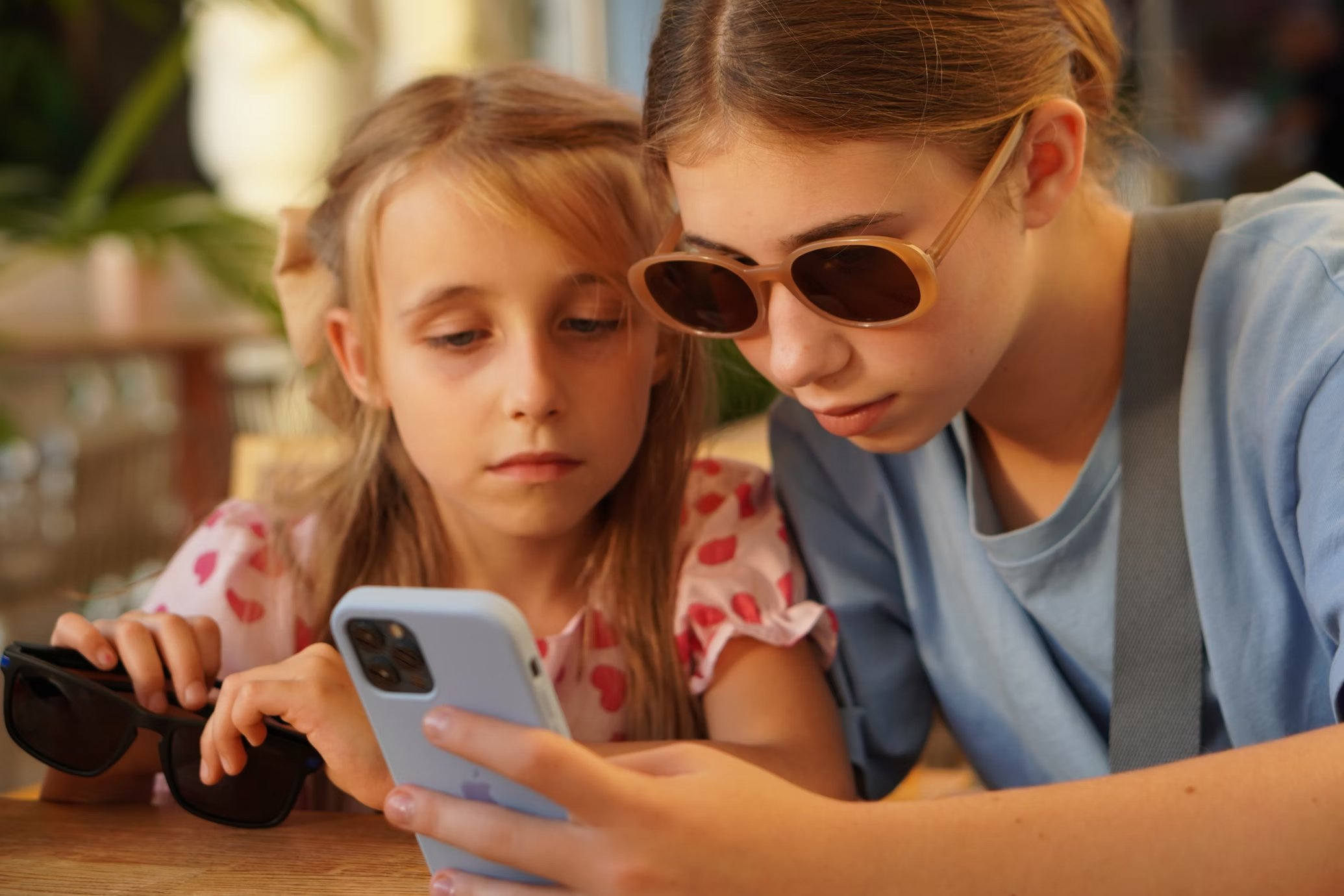 Crianças a usarem smartphone