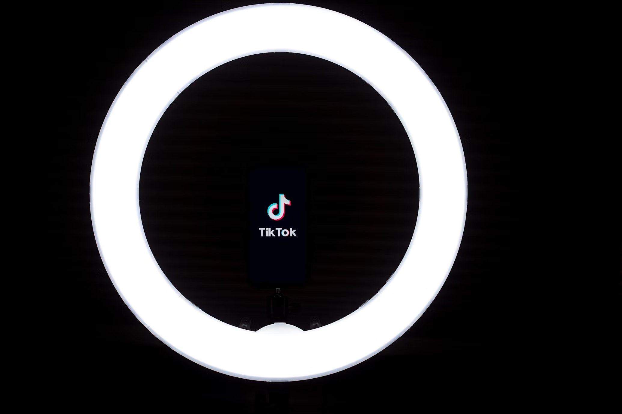 TikTok atrás de uma ring light