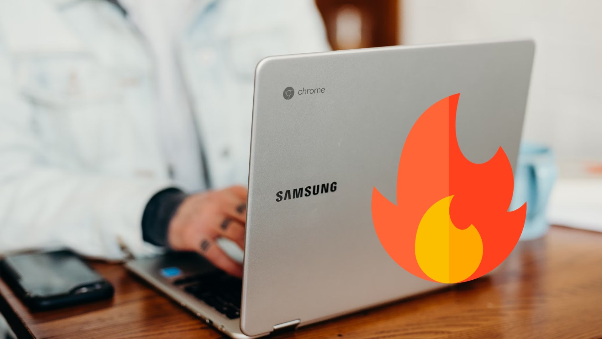 Chromebook com chama ao lado