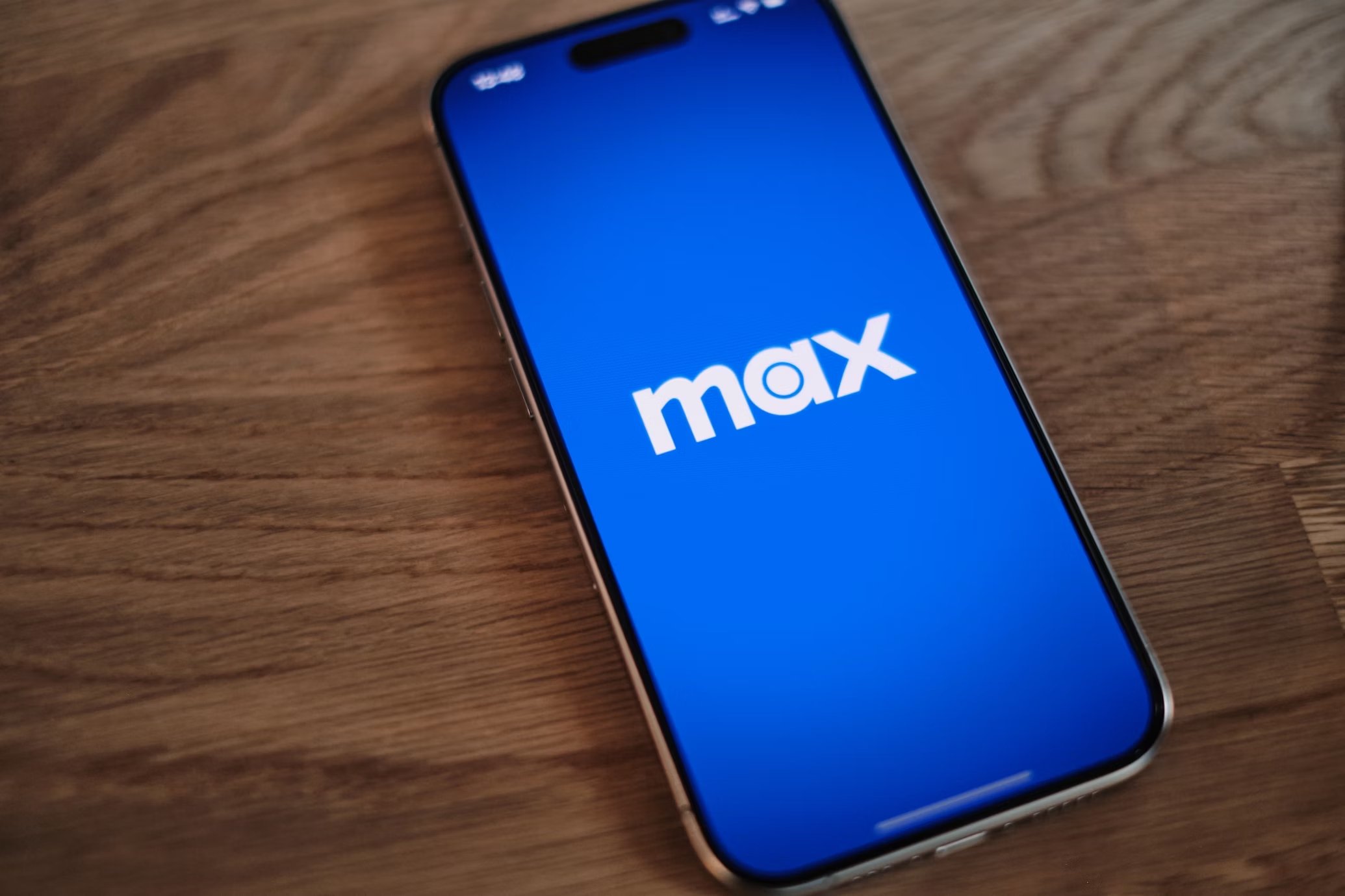 Logo da MAX em smartphone