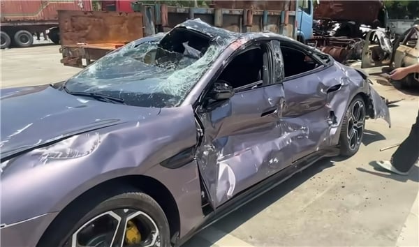 carro esmagado