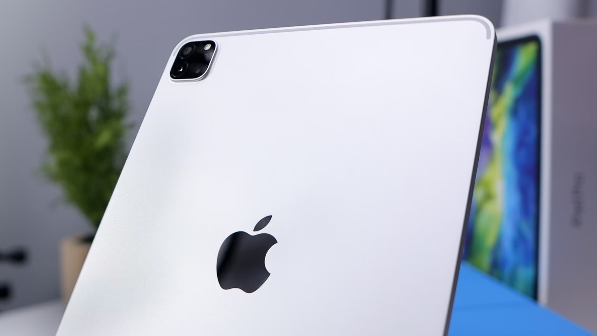 iPad da Apple em destaque com o logo da empresa