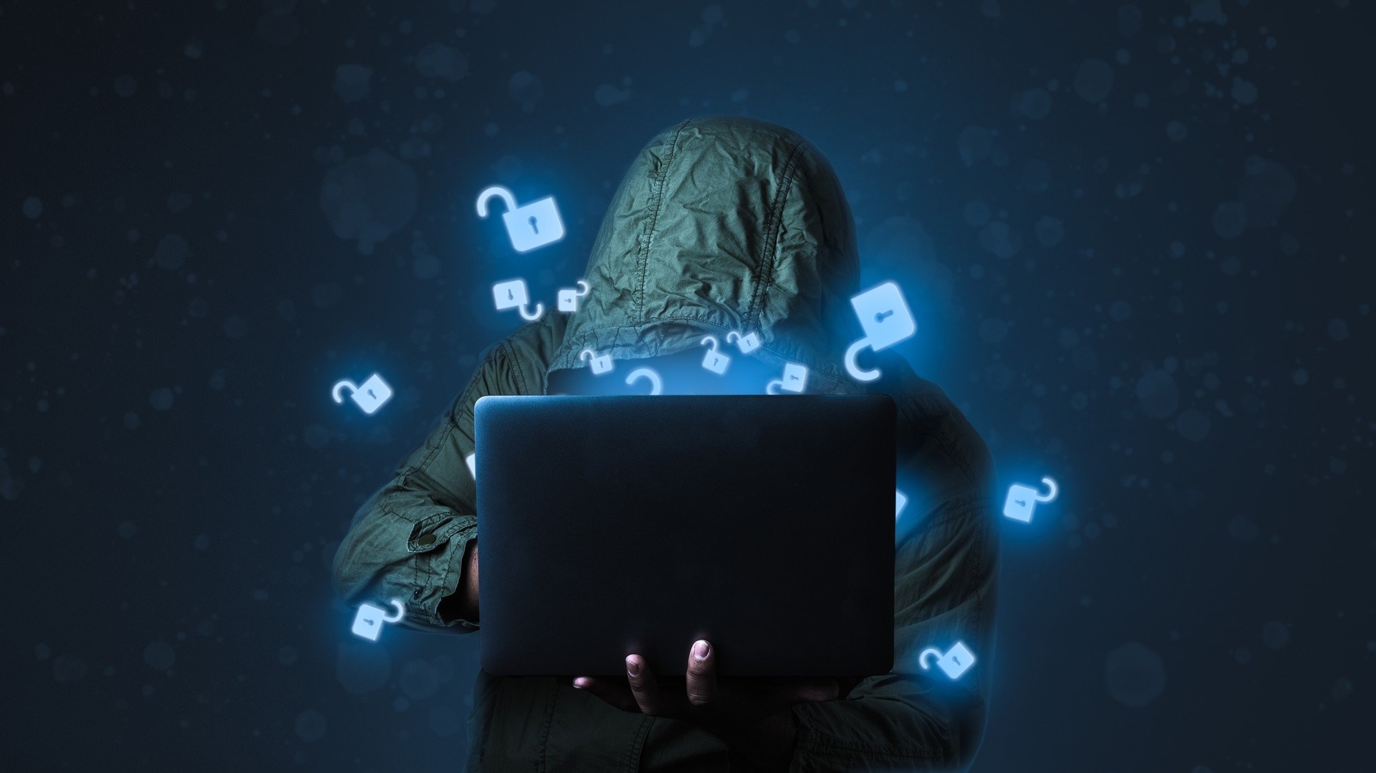 Hacker em frente de computador