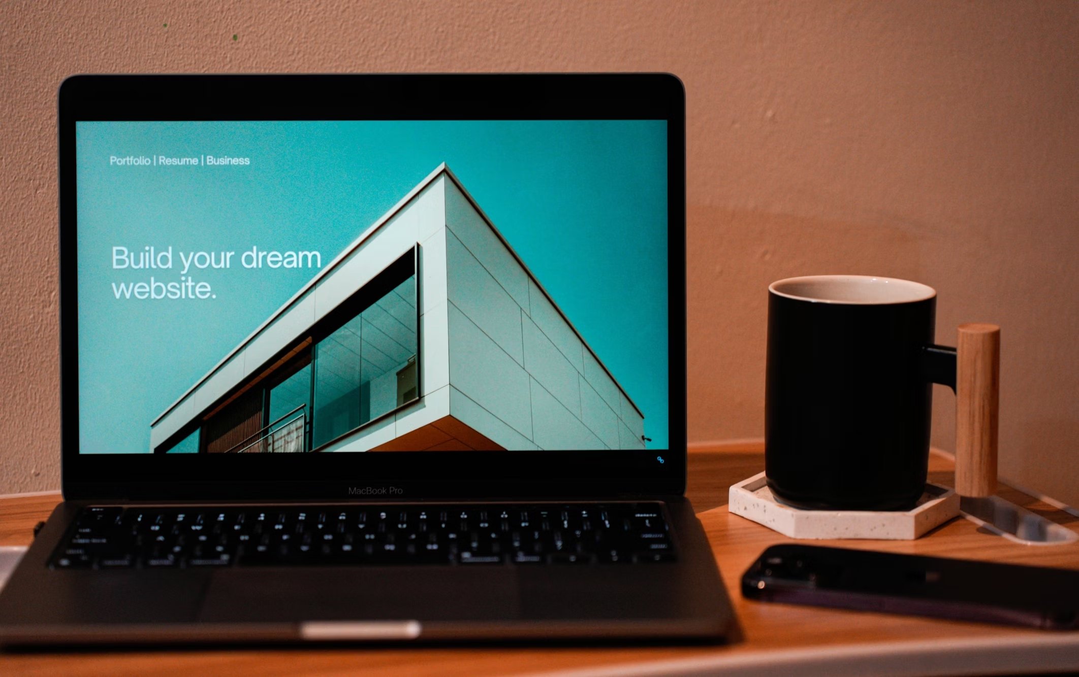 Computador com website em construção
