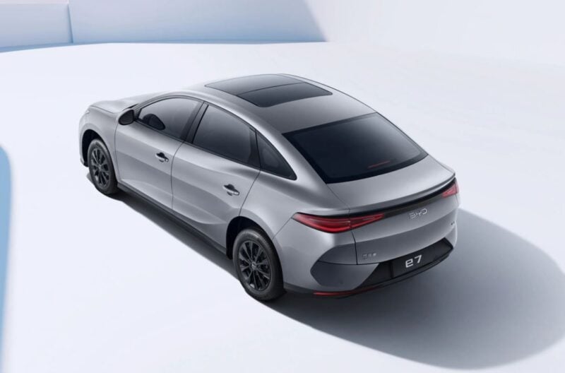 traseira do BYD e7 EV