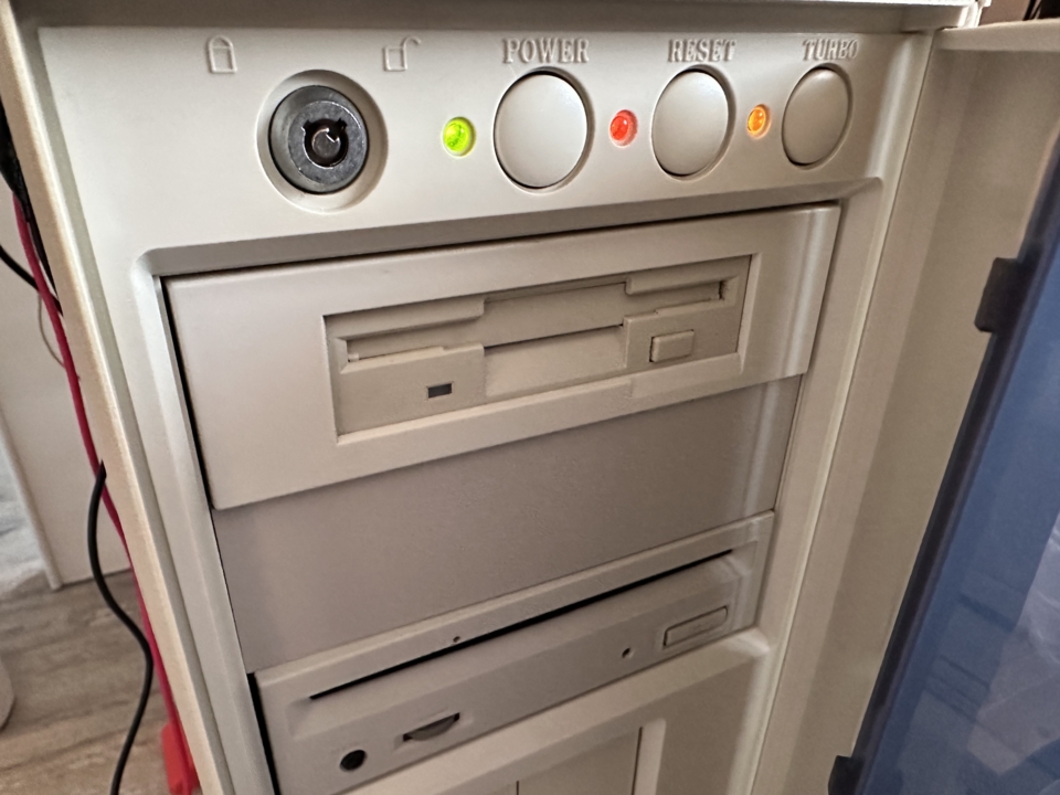 Botões de PC antigo com botão turbo em destaque