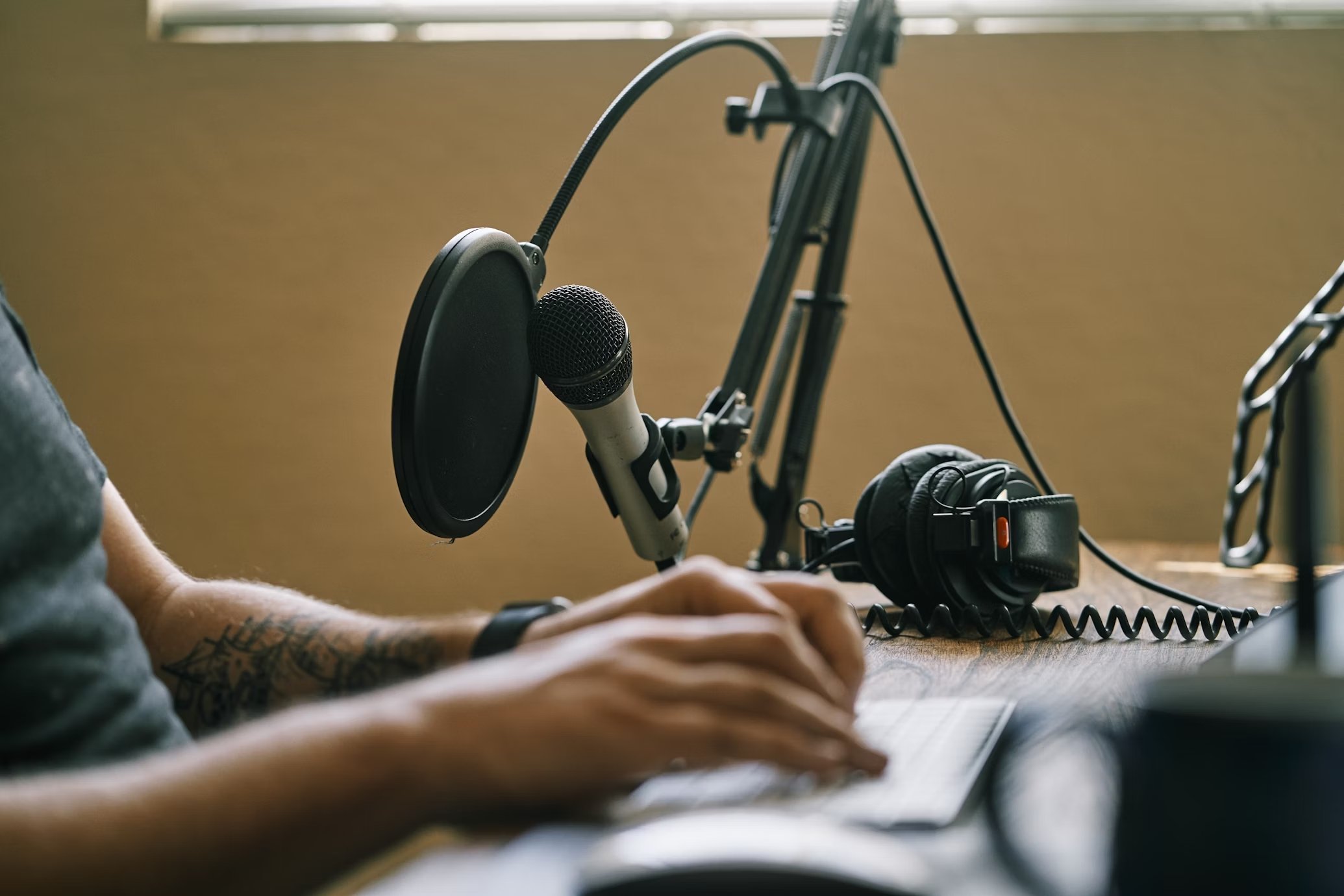 Pessoa a fazer podcast