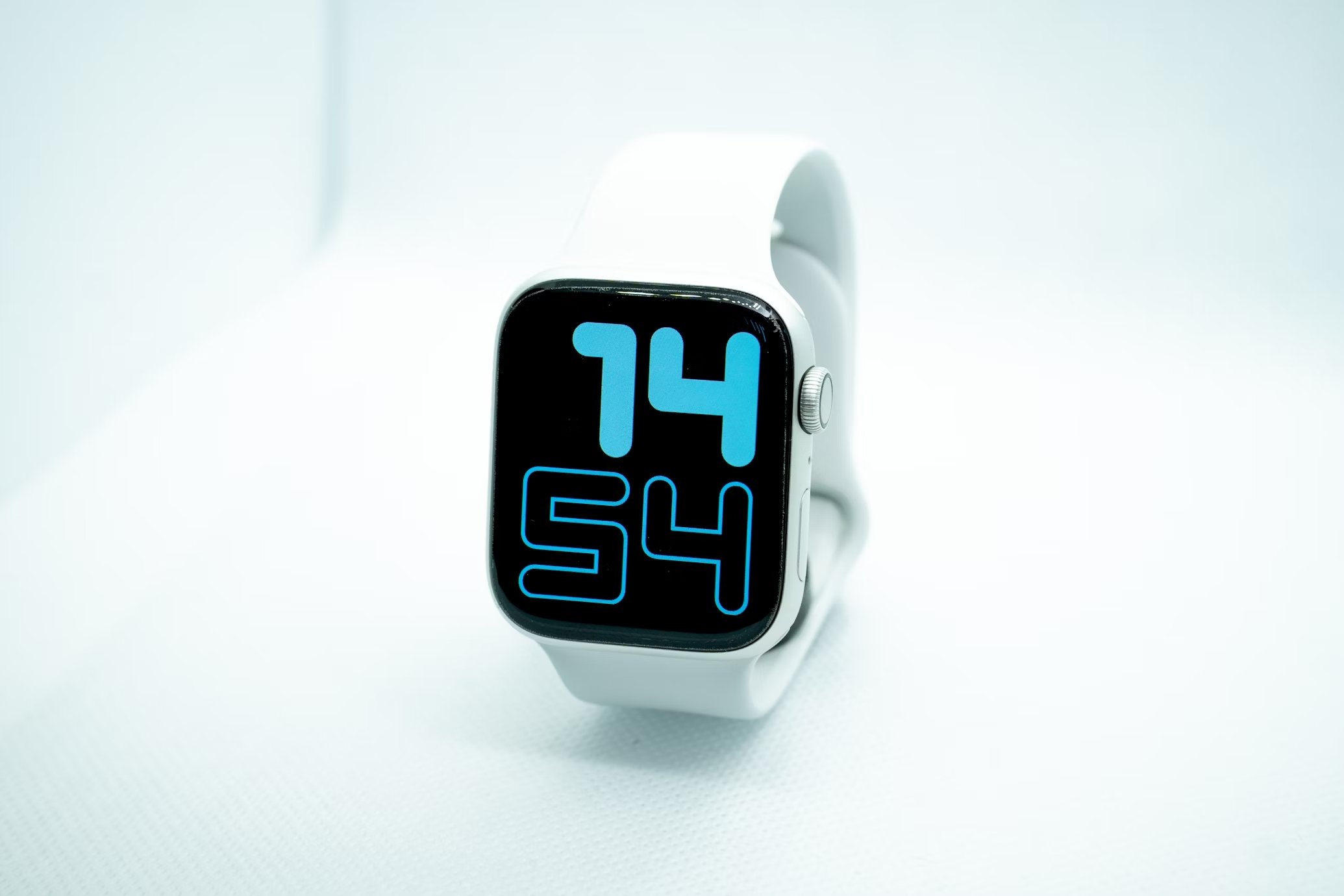 Apple Watch branco a apresentar as horas
