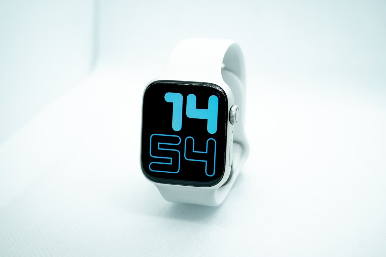 Apple Watch branco a apresentar as horas