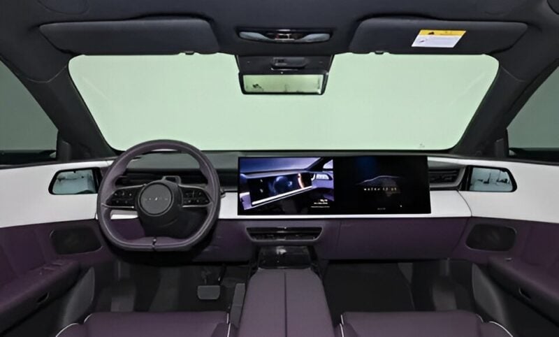 Interior do Mazda EZ-60 SUV